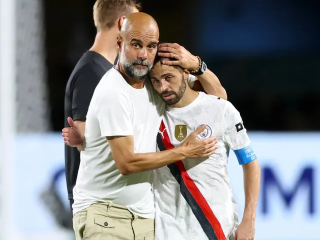 Manchester City Manager Pep Guardiola avec Bernardo Silva le 1er juillet 2025