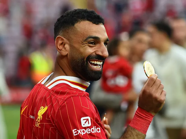 Mohamed Salah célèbre avec sa médaille de Premier League en mai 2025