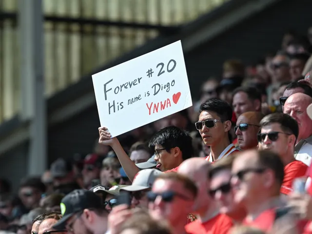 Les fans de Liverpool tiennent un panneau Diogo Jota lors de leur convivialité contre la pré-saison contre Preston North End le 13 juillet 2025