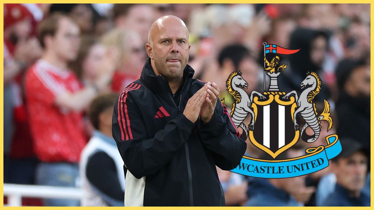 L'entraîneur-chef de Liverpool, Arne, claque ses mains à côté de Newcastle Club Crest.