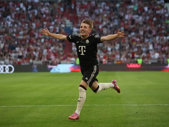 Lennart Karl marque et célèbre le Bayern Munich le 7 août 2025