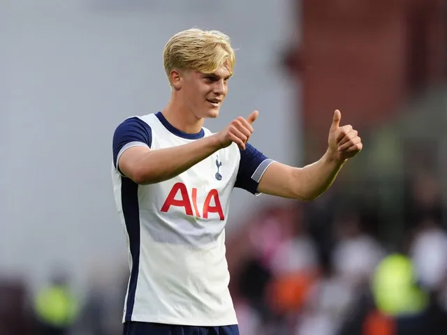 Lucas Bergvall de Tottenham Hotspur après le match de pré-saison contre Hearts le 17 juillet 2024