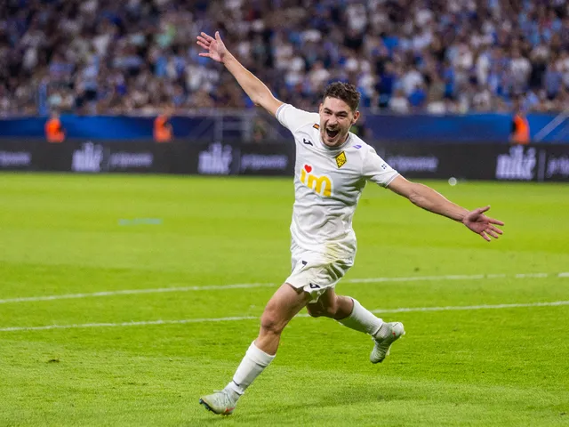 Jorginho de Kairat Almaty célèbre la notation de la pénalité gagnante le 12 août 2025