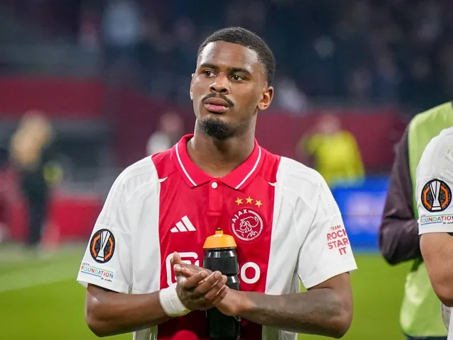 Jorrel Hato d'Ajax après le match de la Ligue Europa de son équipe contre Eintracht Francfurt, le 6 mars 2025