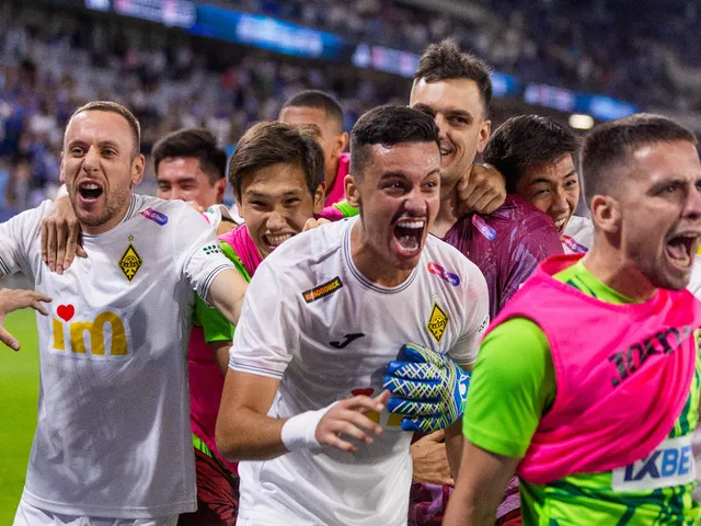 L'équipe de Kairat Almaty célèbre le battement de Slovan Bratislava sur pénalités le 12 août 2025