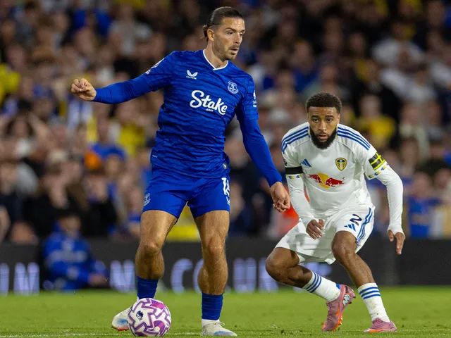 Jack Grelish d'Everton tient Jayden Bogle de Leeds United le 18 août 2025