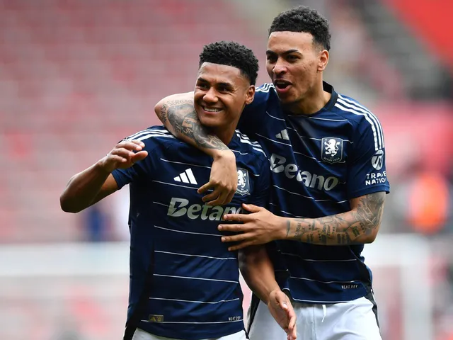 Ollie Watkins d'Aston Villa célèbre avec Morgan Rogers le 12 avril 2025