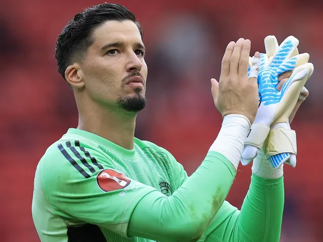 Le gardien de but de Manchester United Altay Bayindir le 9 août 2025