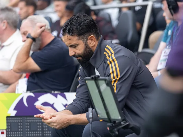 Le manager de Manchester United Ruben Amorim a réfléchi sur le banc le 24 août 2025