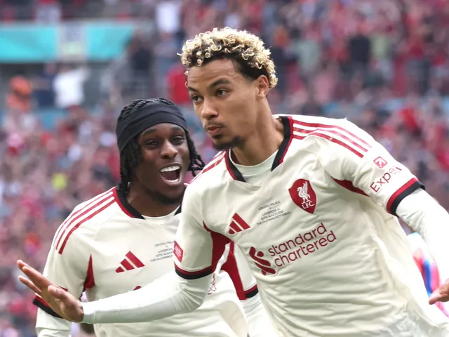 Jeremie Frimpong et Hugo Ekitike de Liverpool célèbrent le 10 août 2025