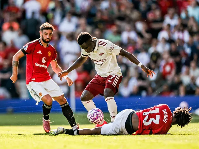 Bukayo Saka d'Arsenal Battles for the Ball avec Bruno Fernandes et Patrick Dorgu de Manchester United le 17 août 2025