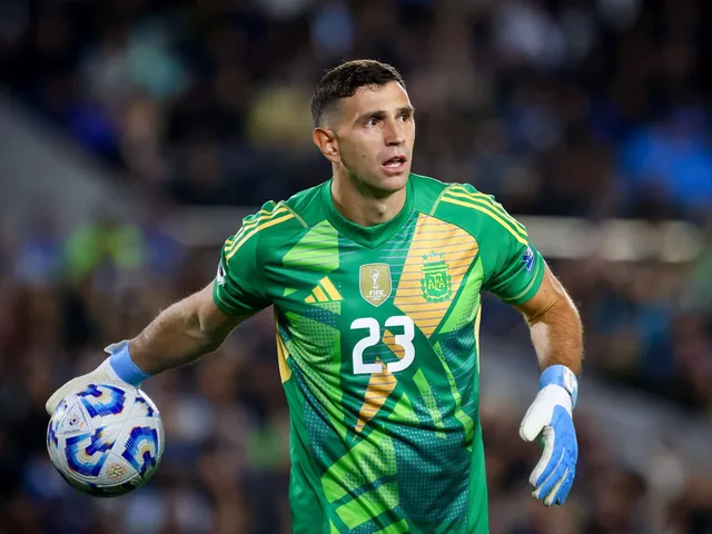 Man United Transfer News: Emiliano Martinez absent d'Aston Villa Squad en tant que gardien de but «accepte les conditions personnelles» avec les Red Devils