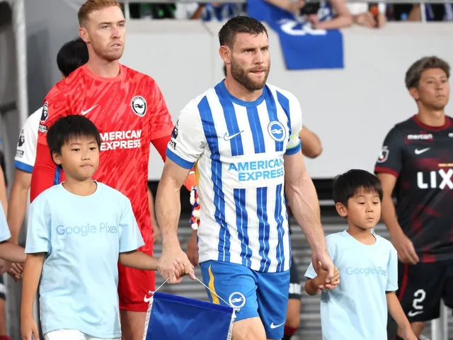 Le milieu de terrain britannique de British Premier League, le milieu de terrain de Bright League Albion, James Milner (C), entre avec Escort Kids lors d'un match de pré-saison contre les Antlers du Japon au Kashima au stade national du Japon à Tokyo le mercredi 24 juillet 2024 (le 26 juillet 2024)