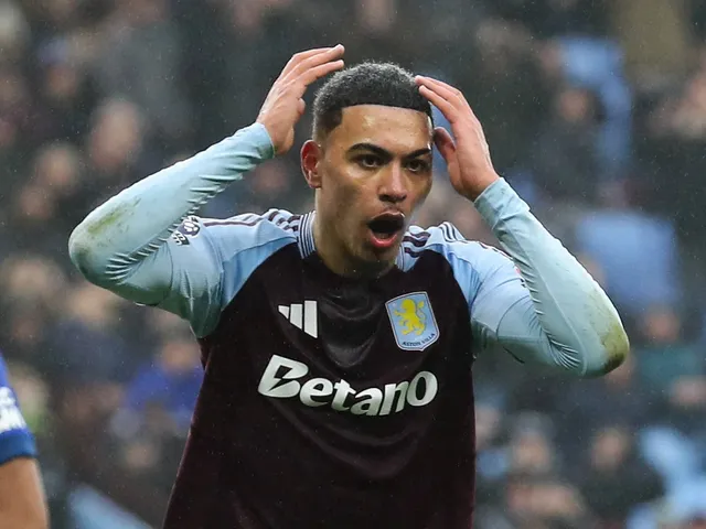 Morgan Rogers d'Aston Villa réagit après une chance manquée le 15 février 2025