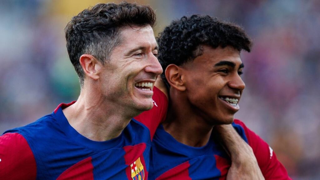 Robert Lewandowski et Lamine Yamal jouant au football pour Barcelone