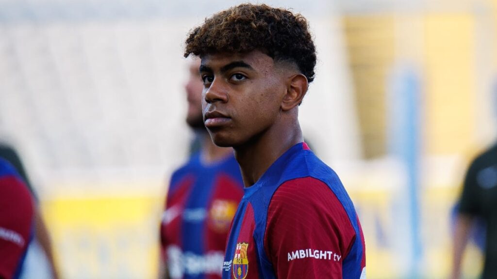 Le footballeur espagnol lamine Yamal jouant au football pour Barcelone
