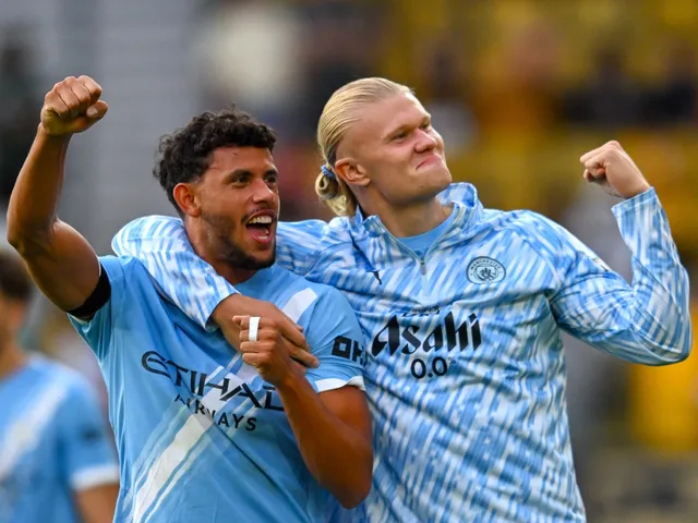 Matheus Nunes de Manchester City et Erling Haaland célèbrent le 16 août 2025