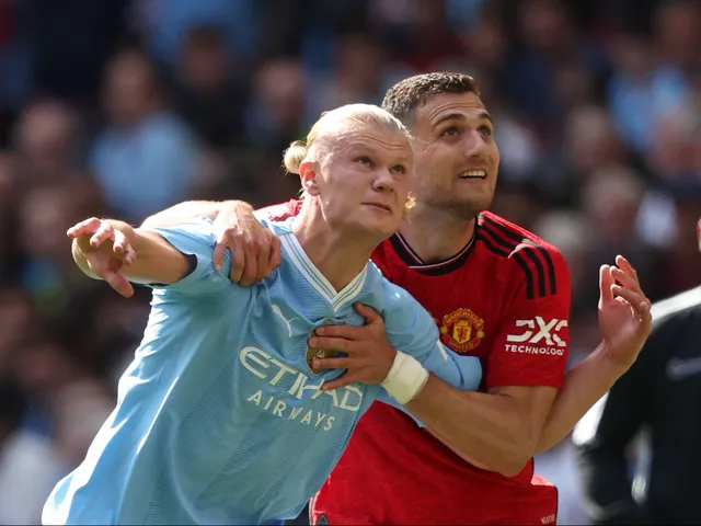 Erling Haaland de Manchester City et Diogo Dalot de Manchester United illustré le 25 mai 2024