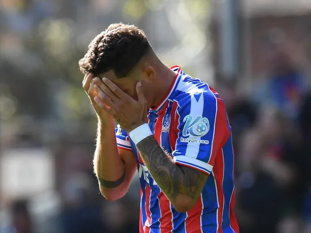 Yeremy Pino de Crystal Palace tient sa tête dans ses mains après avoir disparu le 13 septembre 2025