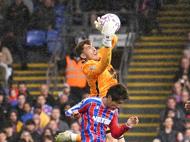 Le gardien de but de Sunderland, Robin Roefs, revendique le ballon sous pression le 13 septembre 2025