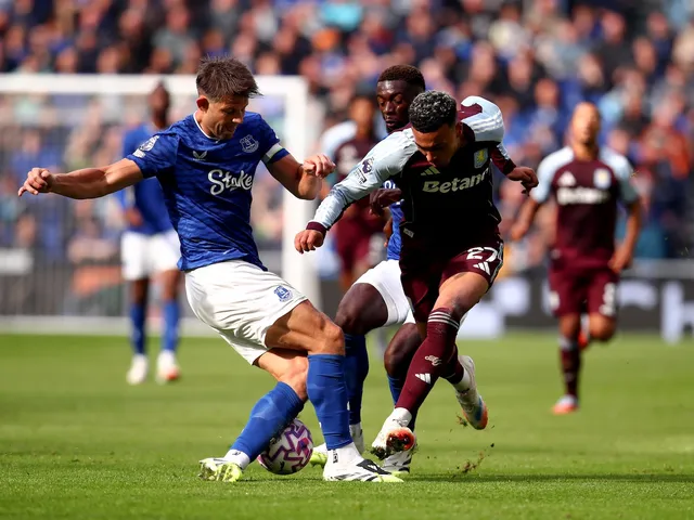 James Tarkowski d'Everton en action contre Aston Villa le 13 septembre 2025