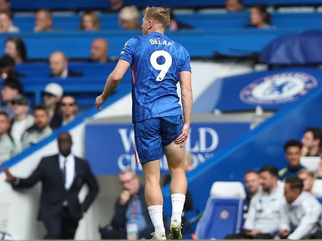 Liam Delap de Chelsea tient ses ischio-jambiers après avoir subi une blessure le 30 août 2025