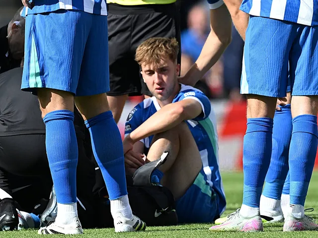 Jack Hinshelwood de Brighton & Hove Albion recevant un traitement pour une blessure le 13 septembre 2025