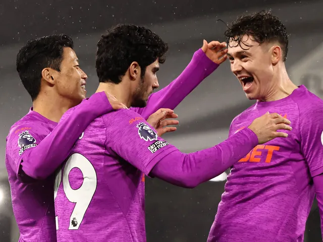 Hwang Hee-Chan, Goncalo Guedes et Jorgen Strand Larsen célèbrent pour Wolverhampton Wanderers le 23 novembre 2024