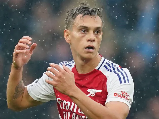 Le Leandro Trossard d'Arsenal réagit après avoir été envoyé le 21 septembre 2024