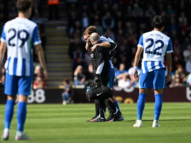 Jack Hinshelwood de Brighton & Hove Albion est contraint contre Bournemouth, le 13 septembre 2025