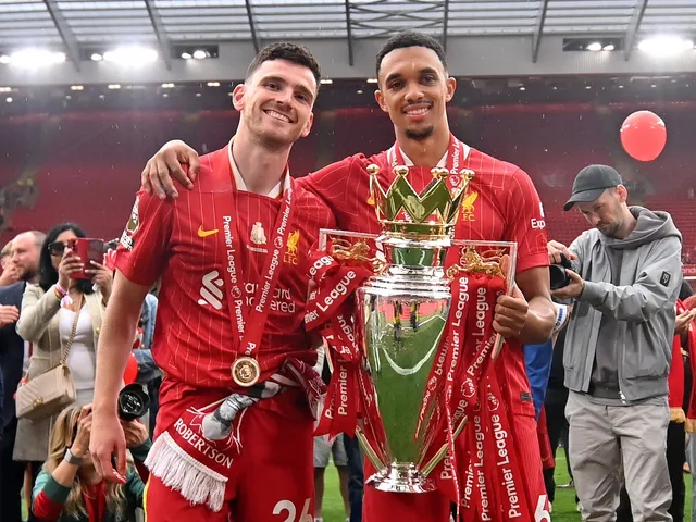 Andy Robertson et Trent Alexander-Arnold de Liverpool tiennent le trophée de Premier League le 25 mai 2025