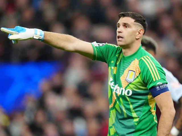 Emiliano Martinez d'Aston Villa fait des gestes le 2 octobre 2024