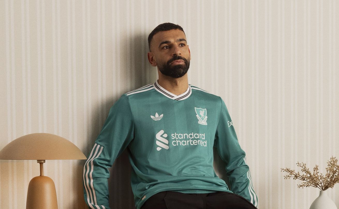 Mo Salah est assis sur un meuble qui a l'air réfléchi.