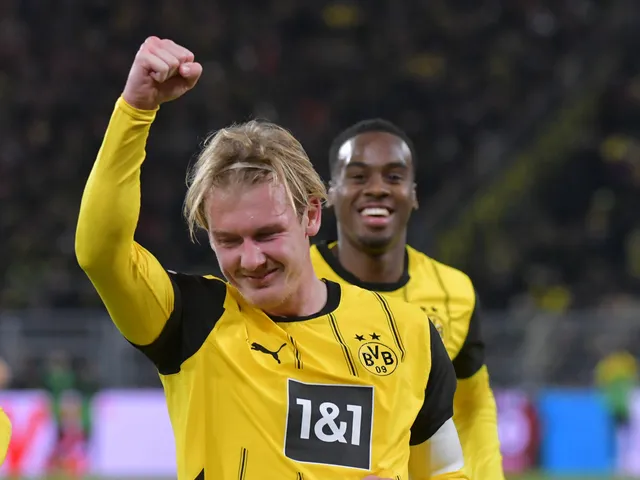 Julian Brandt et Jamie Gittens de Borussia Dortmund célèbrent le 23 novembre 2024