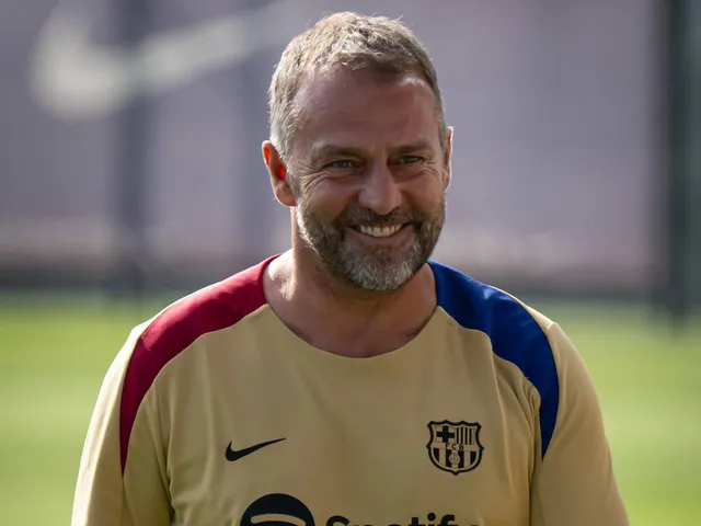 L'entraîneur-chef Hansi Flick FC Barcelone, Barça fait des gestes lors d'une session de formation du FC Barcelone à Ciutat Esportiva Joan Gamper à Barcelone, en Espagne, le 19 juillet 2024
