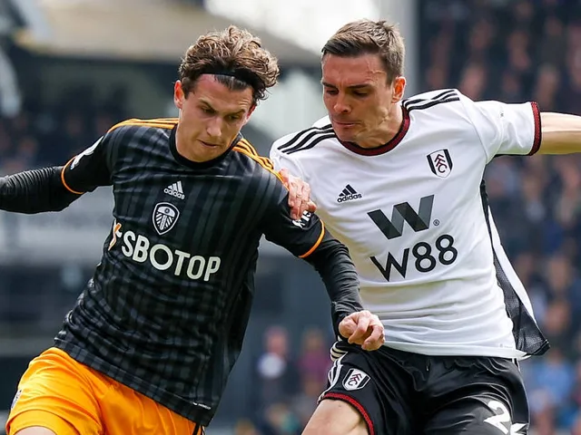 Brenden Aaronson de Leeds United en action avec Joao Palhinha de Fulham le 22 avril 2023