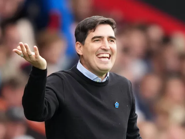 Le manager de Bournemouth Andoni Iraola fait des gestes le 21 septembre 2025