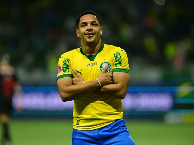 Vitor Roque photographié en octobre 2025 pour Palmeiras, célébrant un but