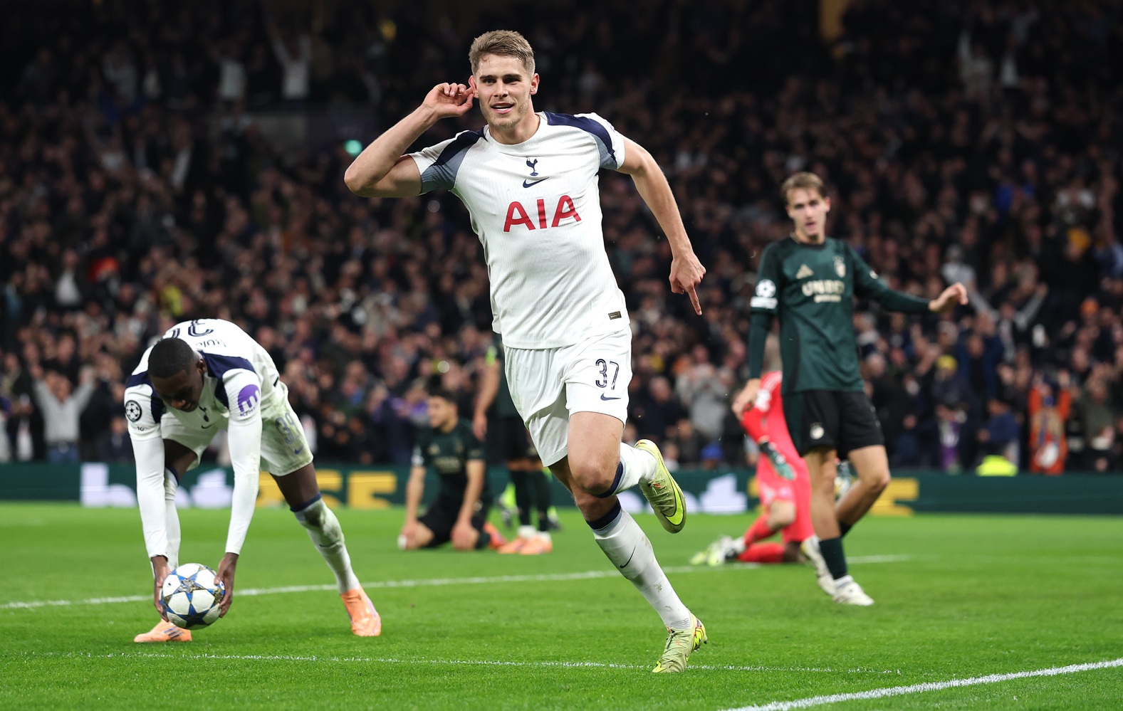Micky van de Ven serait très heureux à Tottenham et signerait probablement une prolongation de contrat
