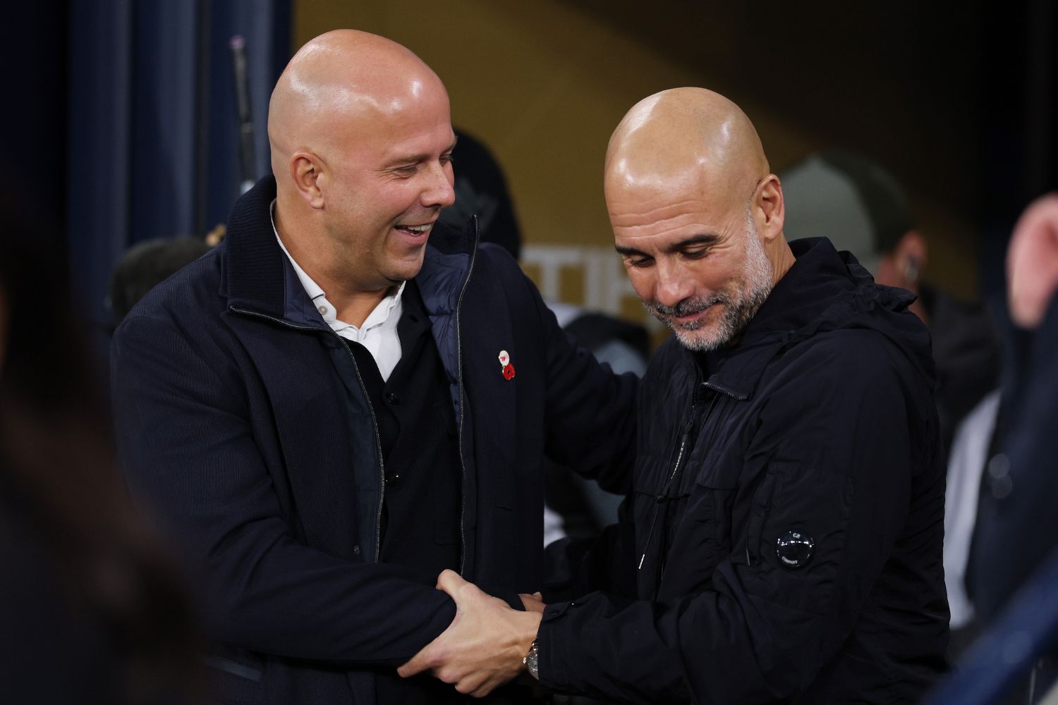 Arne Slot, manager de Liverpool, et Pep Guardiola, manager de Manchester City