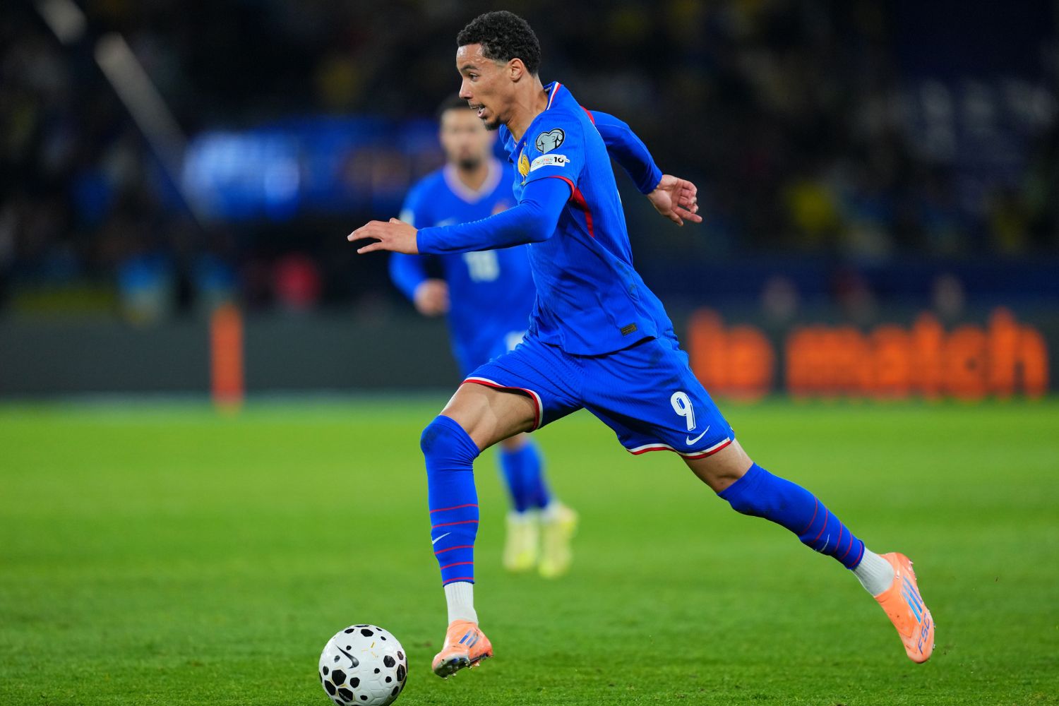 Hugo Ekitike joue pour la France contre l'Ukraine
