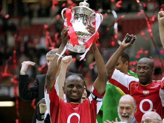 Patrick Vieira d'Arsenal remporte la FA Cup en 2005