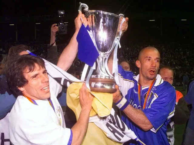 Le duo de Chelsea Gianfranco Zola et Gianluca Vialli avec la Coupe des vainqueurs de coupe européenne en 1998