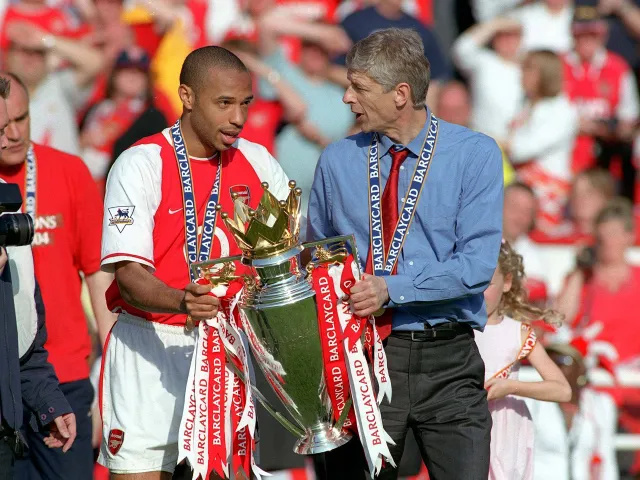 Thierry Henry d'Arsenal et le manager Arsène Wenger avec le trophée de la Premiership en 2004