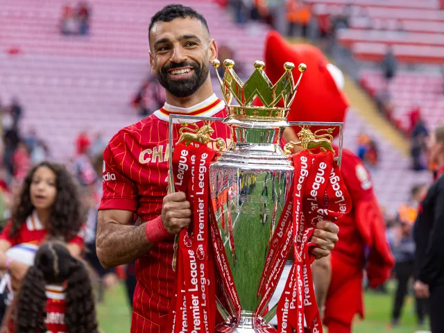 Mohamed Salah de Liverpool pose avec le trophée de la Premier League le 25 mai 2025