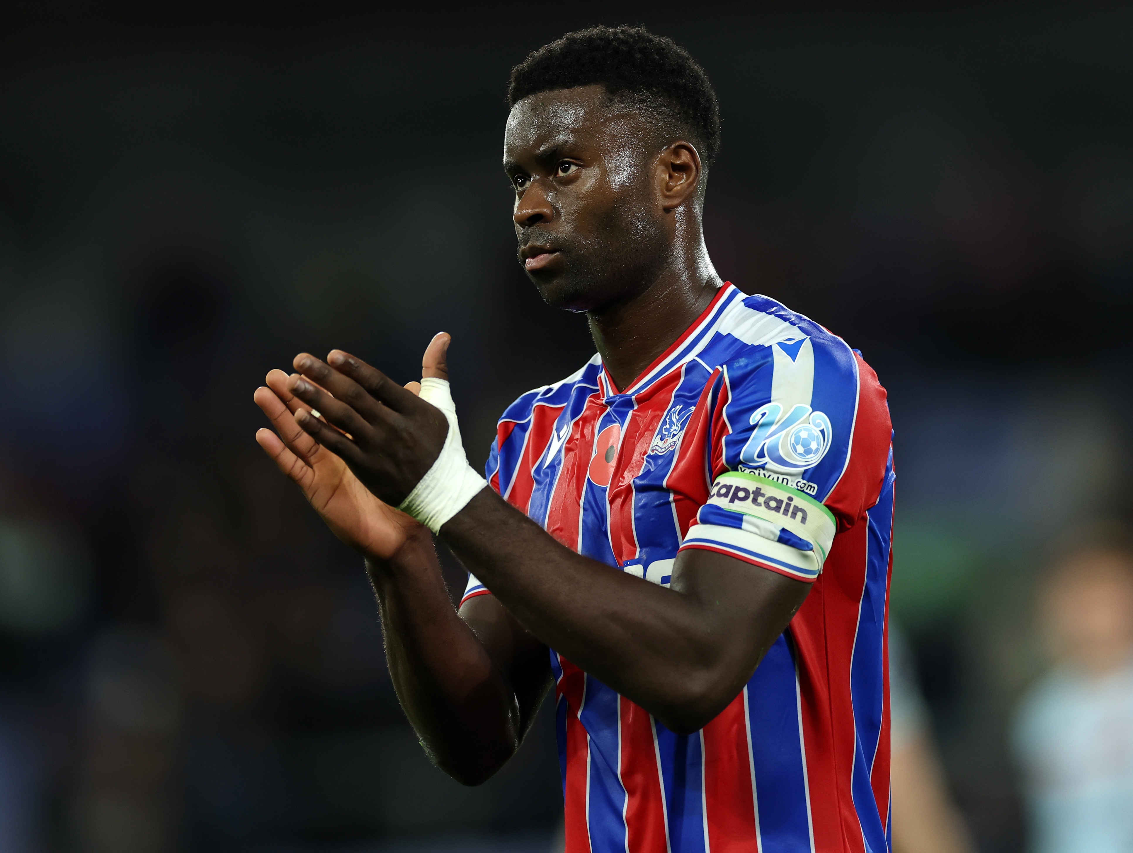 Le défenseur de Crystal Palace, Marc Guehi, applaudit.