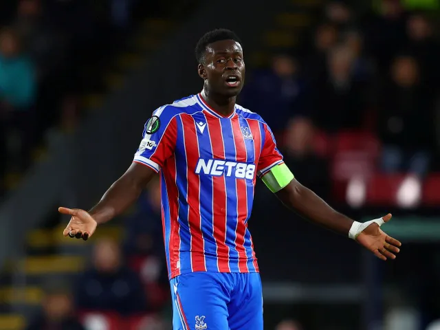Marc Guehi de Crystal Palace lors du match de son équipe contre l'AEK Larnaca, le 23 octobre 2025