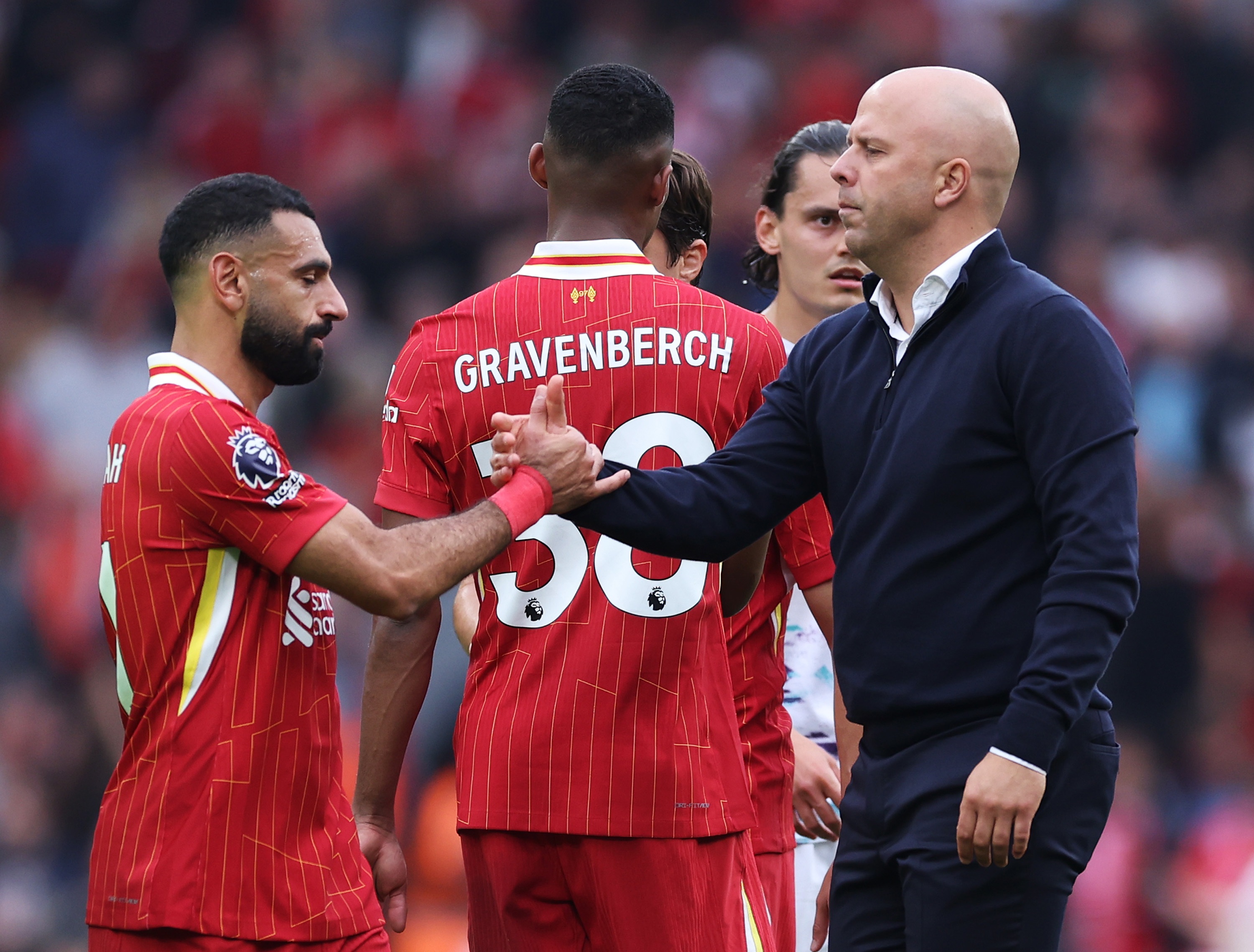 Mo Salah serre la main de l'entraîneur-chef de Liverpool, Arne Slot.