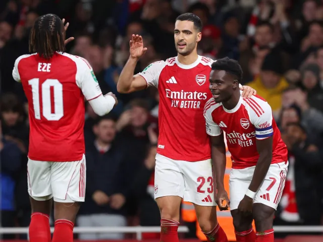 Bukayo Saka fait la fête avec ses coéquipiers d'Arsenal après avoir marqué le 29 octobre 2025