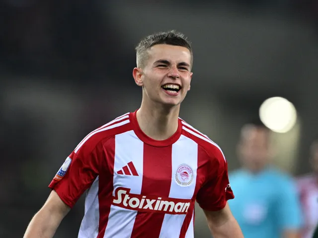 Christos Mouzakitis de l'Olympiacos fait la fête le 5 février 2025